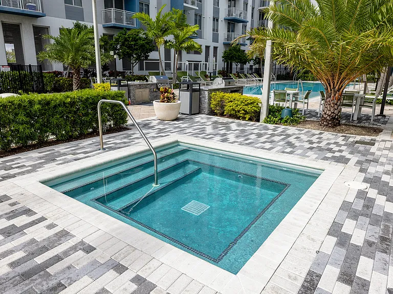 Pura Vida Hialeah Luxury Apartments — Photo 35