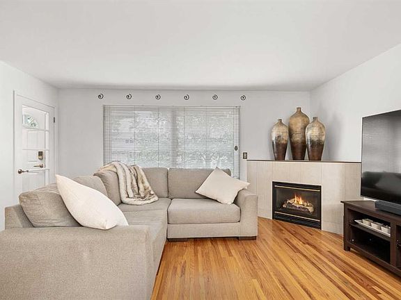 3rd image of 554 S Killarney Glen Ct SW