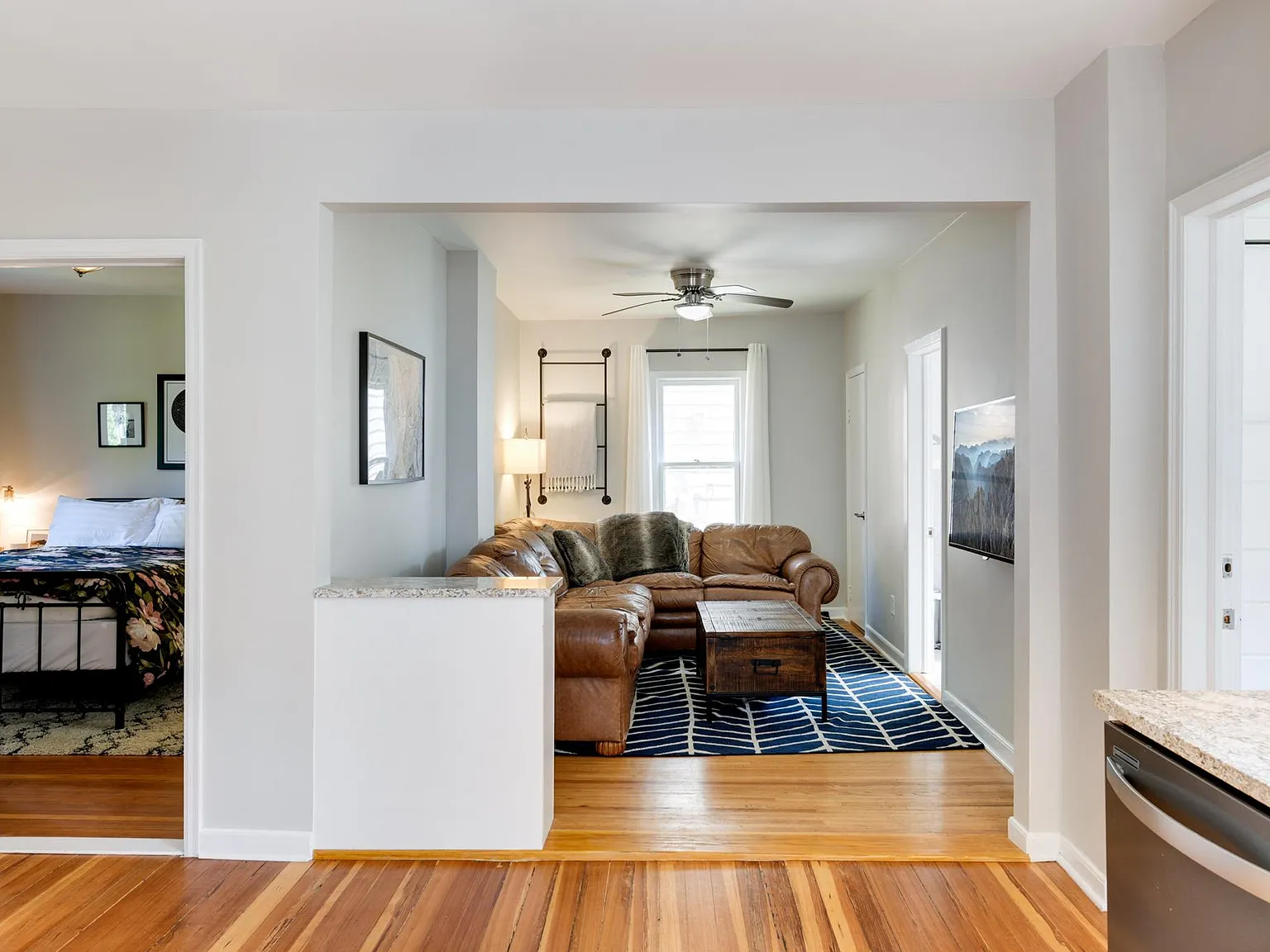 2 bed, 900 sqft, $1,900 — Photo 3