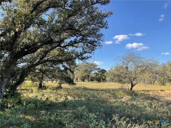 389 Hausmann Rd, Cuero, TX 77954
