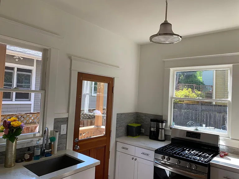 219 Howe St — Photo 8