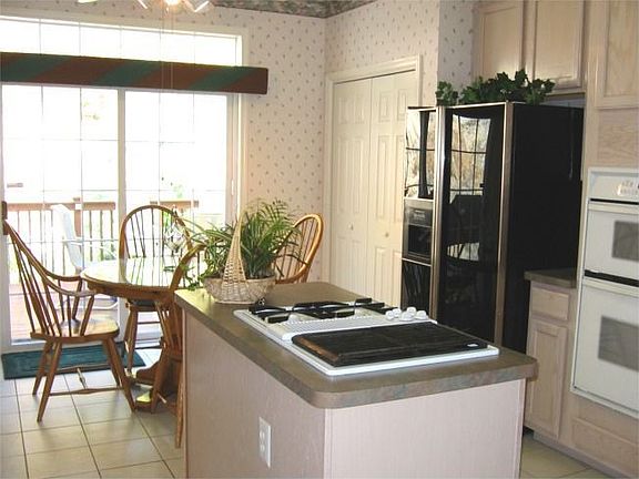 Kitchen w/Dining Area