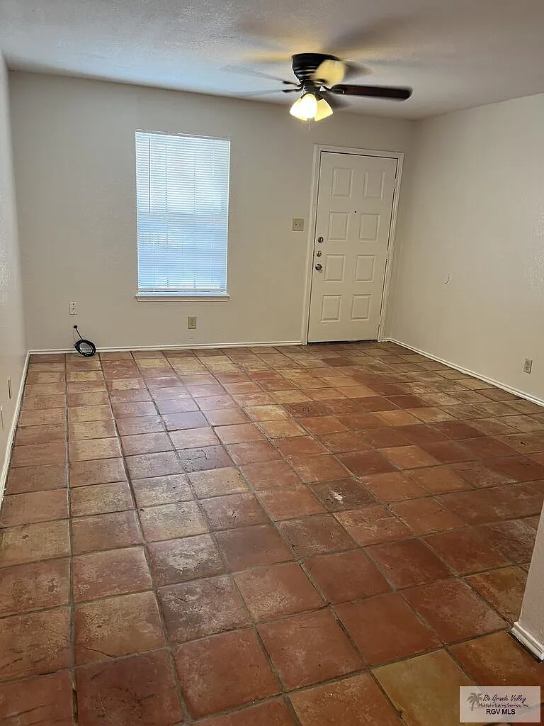 3 bed, 2.0 bath, 1300 sqft, $995 — Photo 2