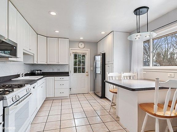 5th image of 551 Pierce Ct