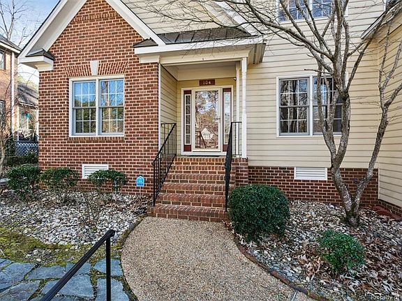 3rd image of 104 Cove Point Ln