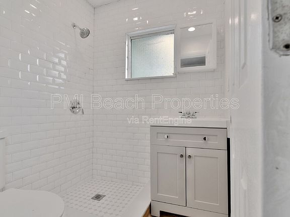 2nd image of 825 Truman St Unit 4