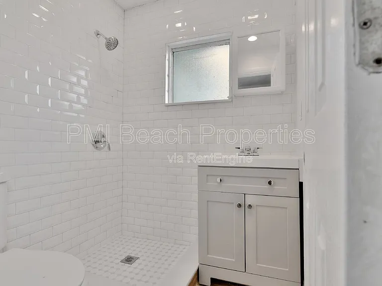 825 Truman St #4 — Photo 2