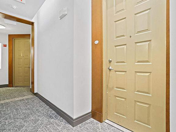 3rd image of 2200 N Westmoreland St Unit 422