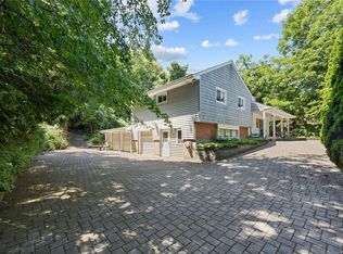 14 Woodedge Dr, Dix Hills, NY 11746