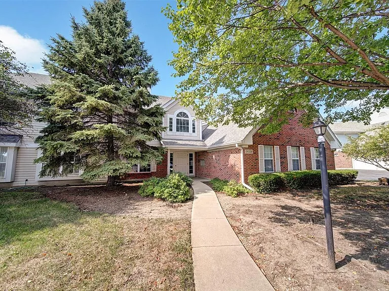 5S530 Scots Dr #18F — Photo 3