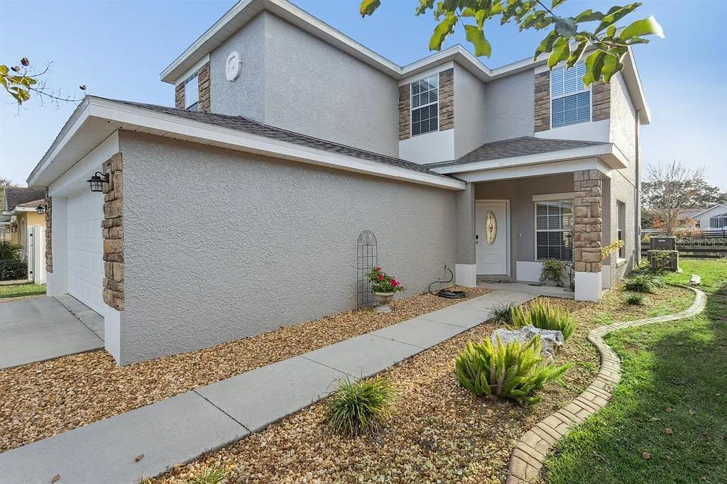 4 bed, 2.5 bath, 1910 sqft, $2,400 — Photo 1