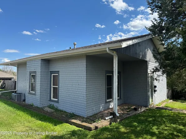 110 7th St N, Hettinger, ND 58639