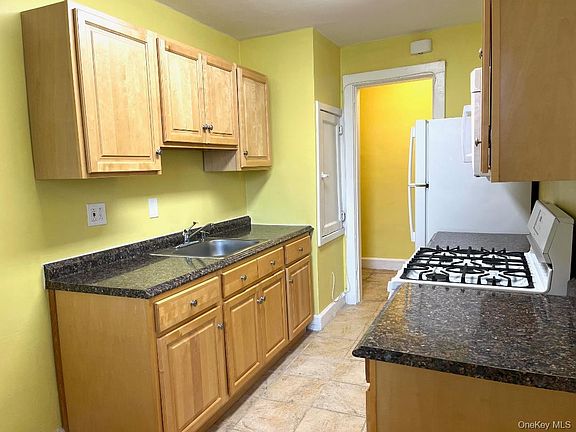 5th image of 604 Tompkins Ave APT B2