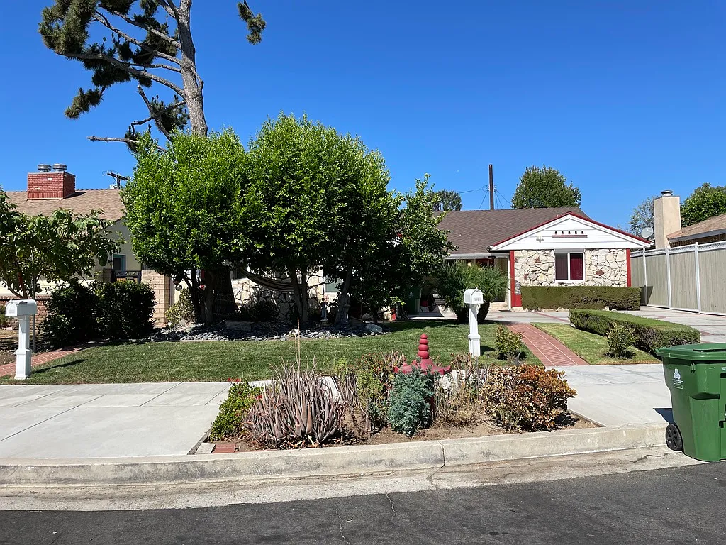 1 bed, 400 sqft, $2,100 — Photo 1