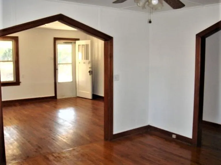 989 E Mount Vernon St — Photo 3
