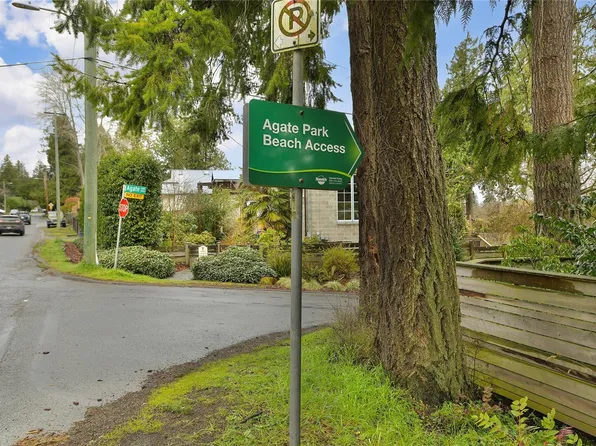 5156 Cordova Bay Rd #5, Saanich, BC V8Y 2X6