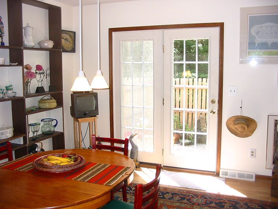 Sunny eat-in kitchen