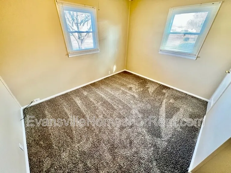 1525 Waggoner Ave — Photo 6