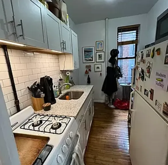 223 E 10th St #15 — Photo 2