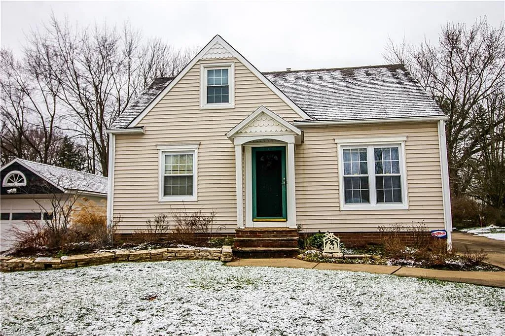 33 Tudor Ave photo 1