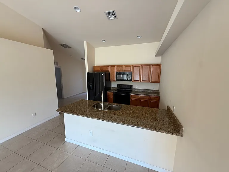 4131 SW 8th Pl #4131 — Photo 3