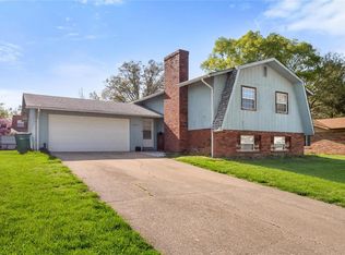 1305 Pinehurst Dr, O'Fallon, IL 62269