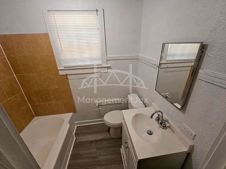 2040 W 15th St — Photo 5