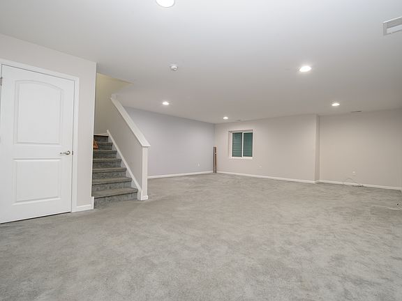 5th image of 32 Fieldstone Dr