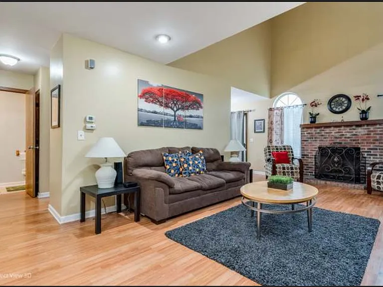 249 Brittany Dr — Photo 6
