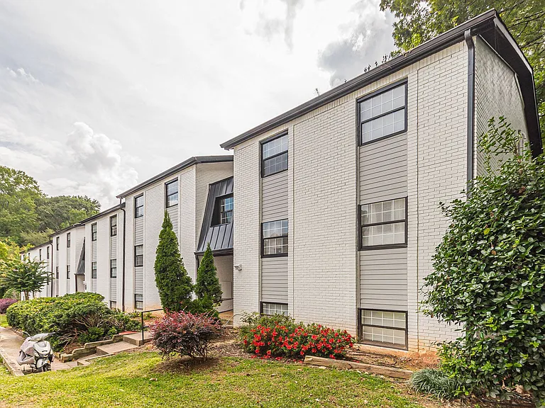 Pinewood Townhomes — Photo 5