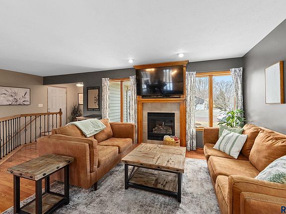 5th image of 201 E 9th St