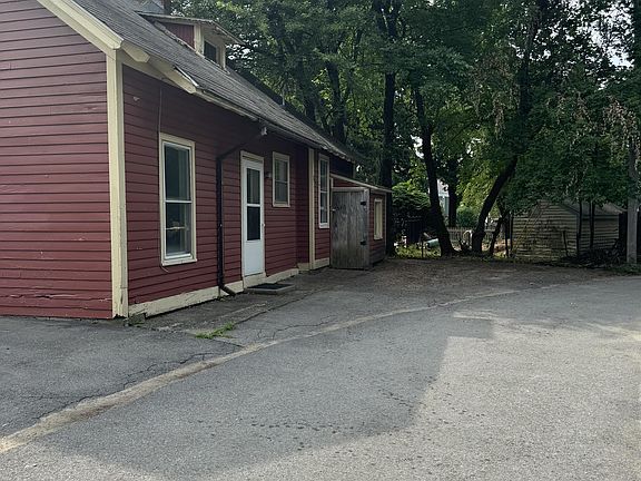 3rd image of 249 1/2 Nelson Ave