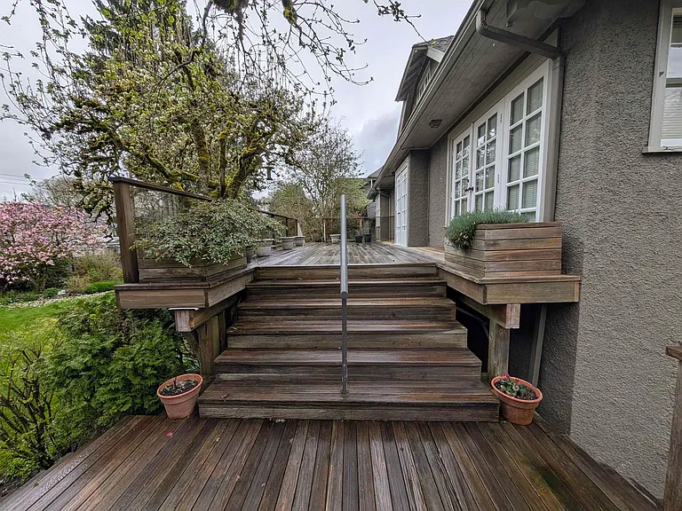 4 Marguerite St — Photo 33