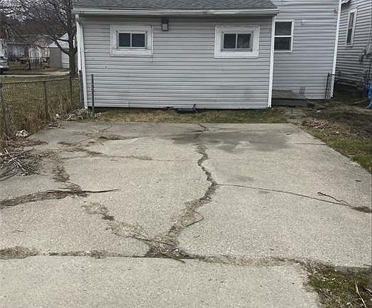 5th image of 461 White St