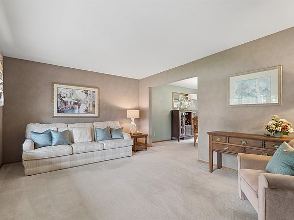 3rd image of 33 Pheasant Ct