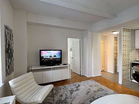4th image of 150 W 51st St APT 1126