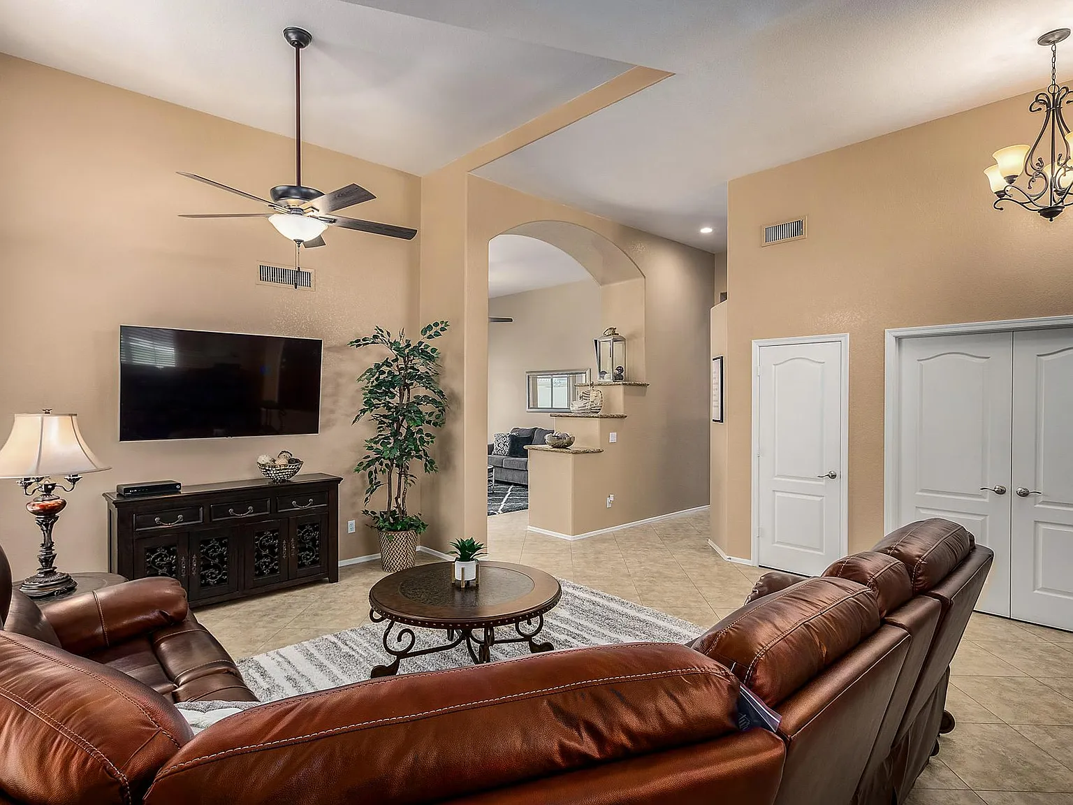 7269 W Robin Ln — Photo 4