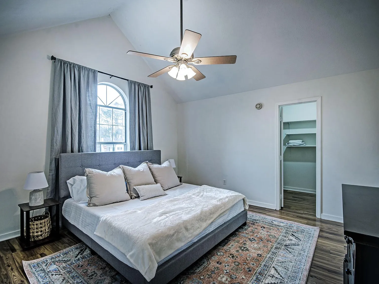 3 bed, 1256 sqft, $5,100 — Photo 3