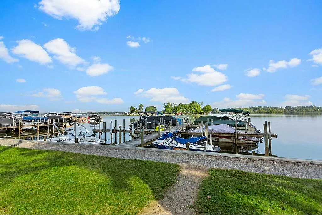 13983 Custers Point Rd NE photo 1