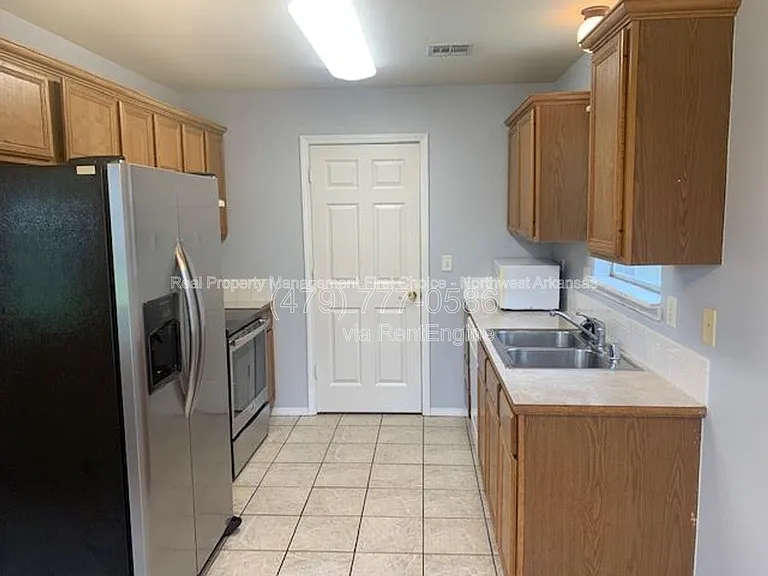 890 Sunflower St — Photo 4