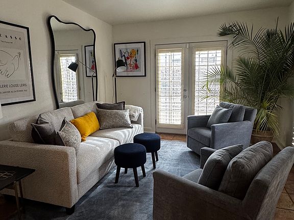 3rd image of 806 Cincinnati Ave #806