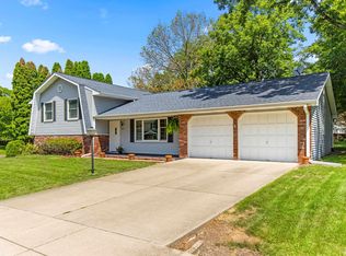 937 W Deerbrook Dr, Peoria, IL 61615