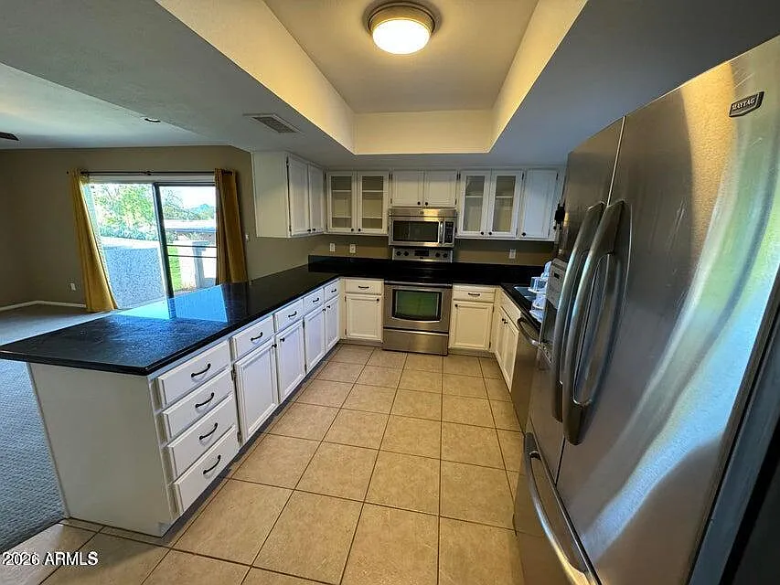 3 bed, 2.0 bath, 1960 sqft, $2,799 — Photo 2