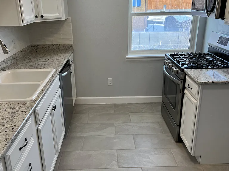 512 W 18th St #3 — Photo 4