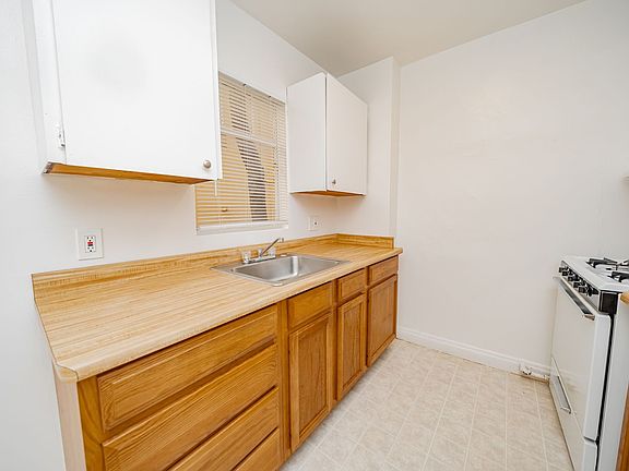 4th image of 2867 Macarthur Blvd #2