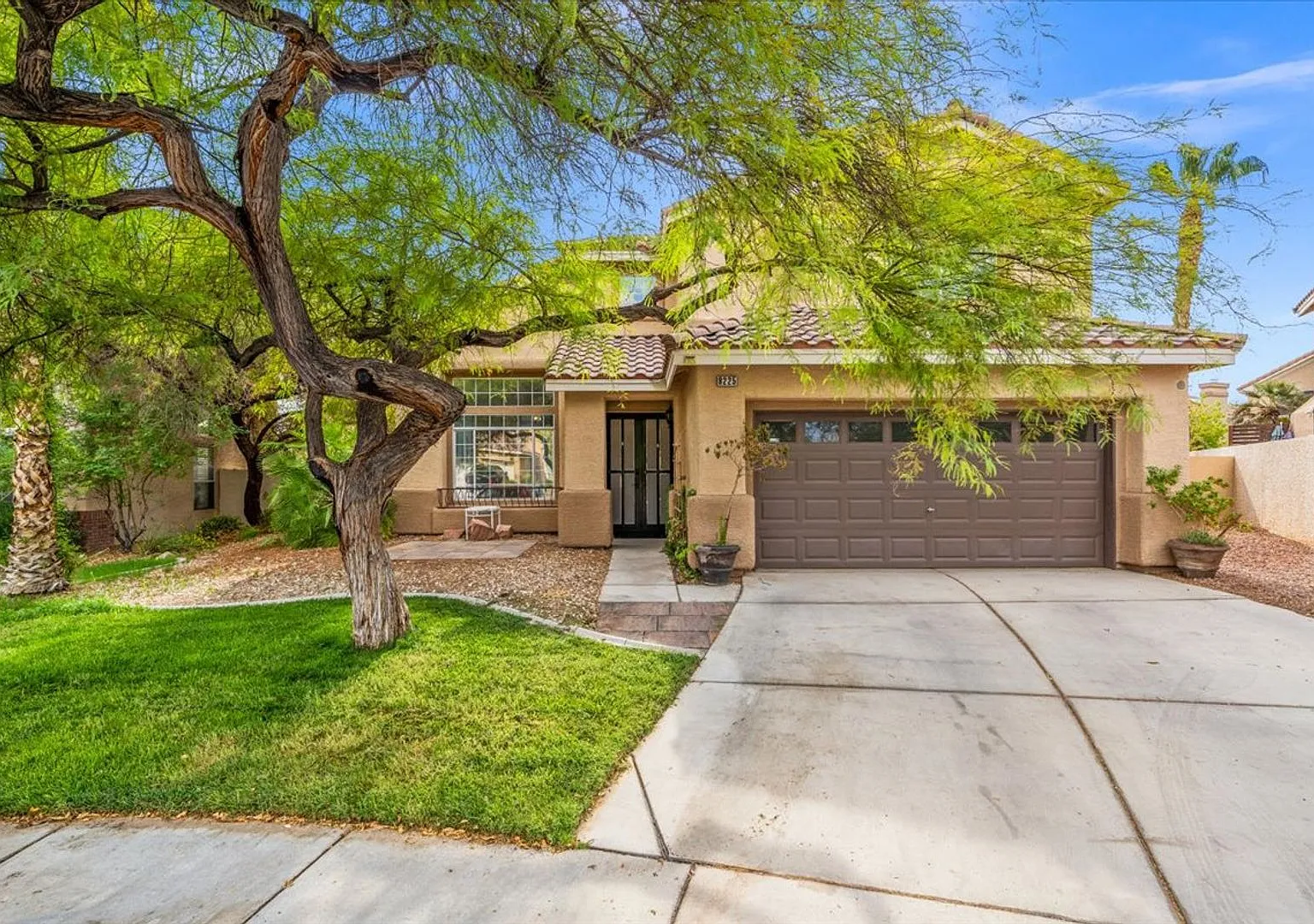 Elegant Summerlin 3bd with Gourmet Kitchen & Private Real Grass Backyard — Photo 1