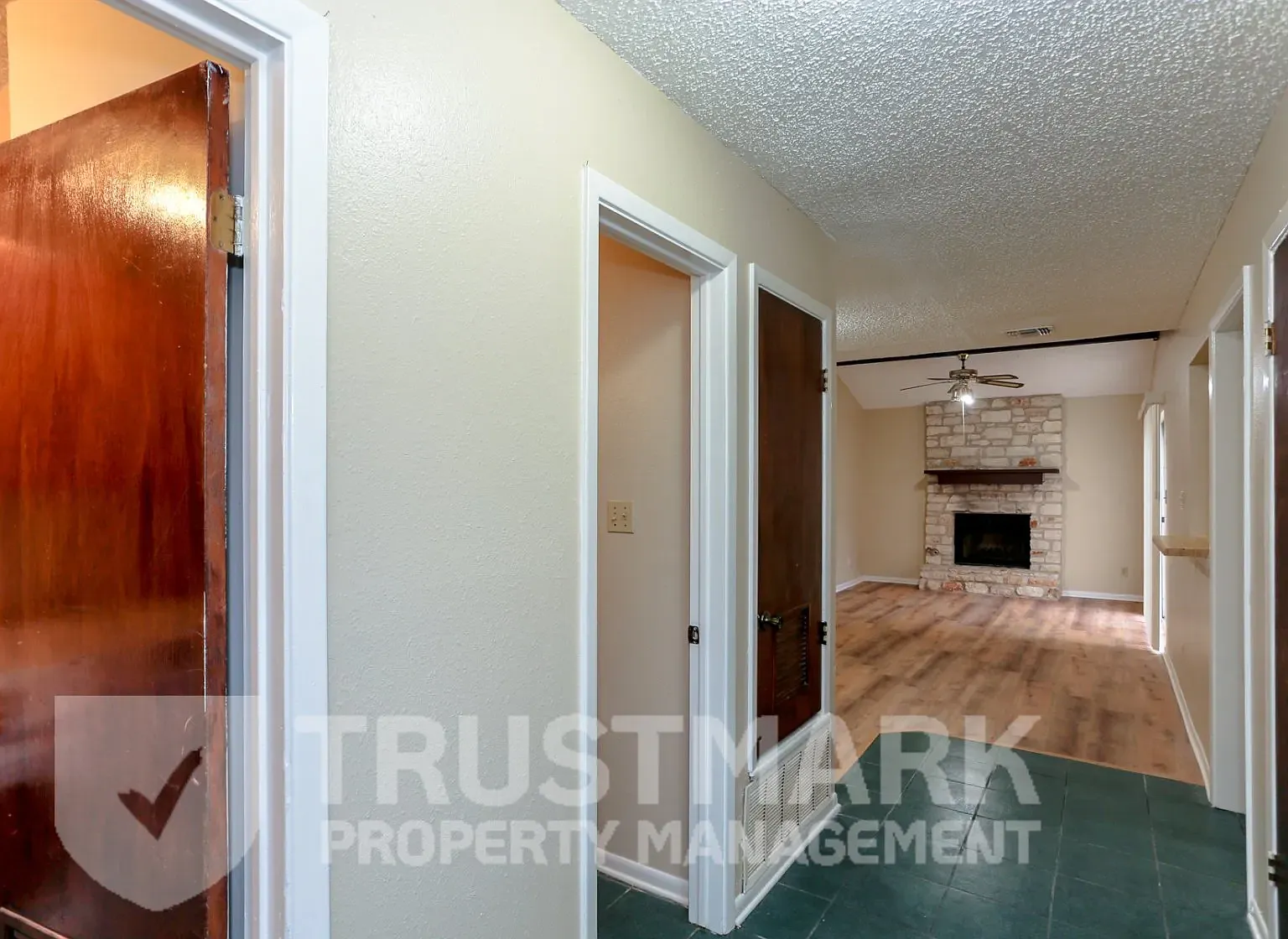 Royalcrest1120 — Photo 3