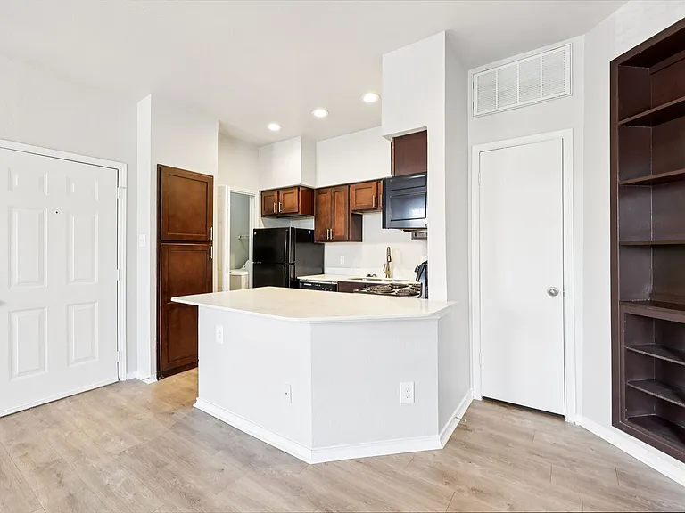 Oaks White Rock — Photo 17