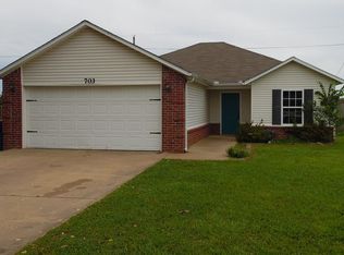 703 Persimmon St SW, Gravette, AR 72736
