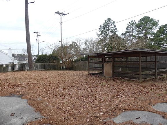 4th image of 900 Mashie Ln